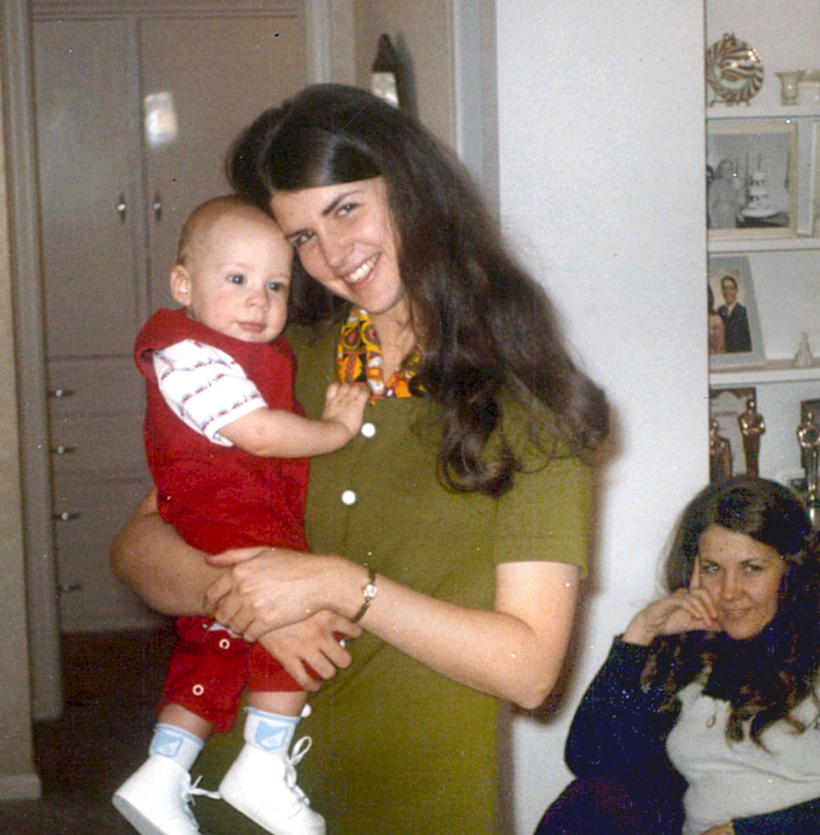 1053 Nadine holding Jonathons with Nita in back Christmas 1972