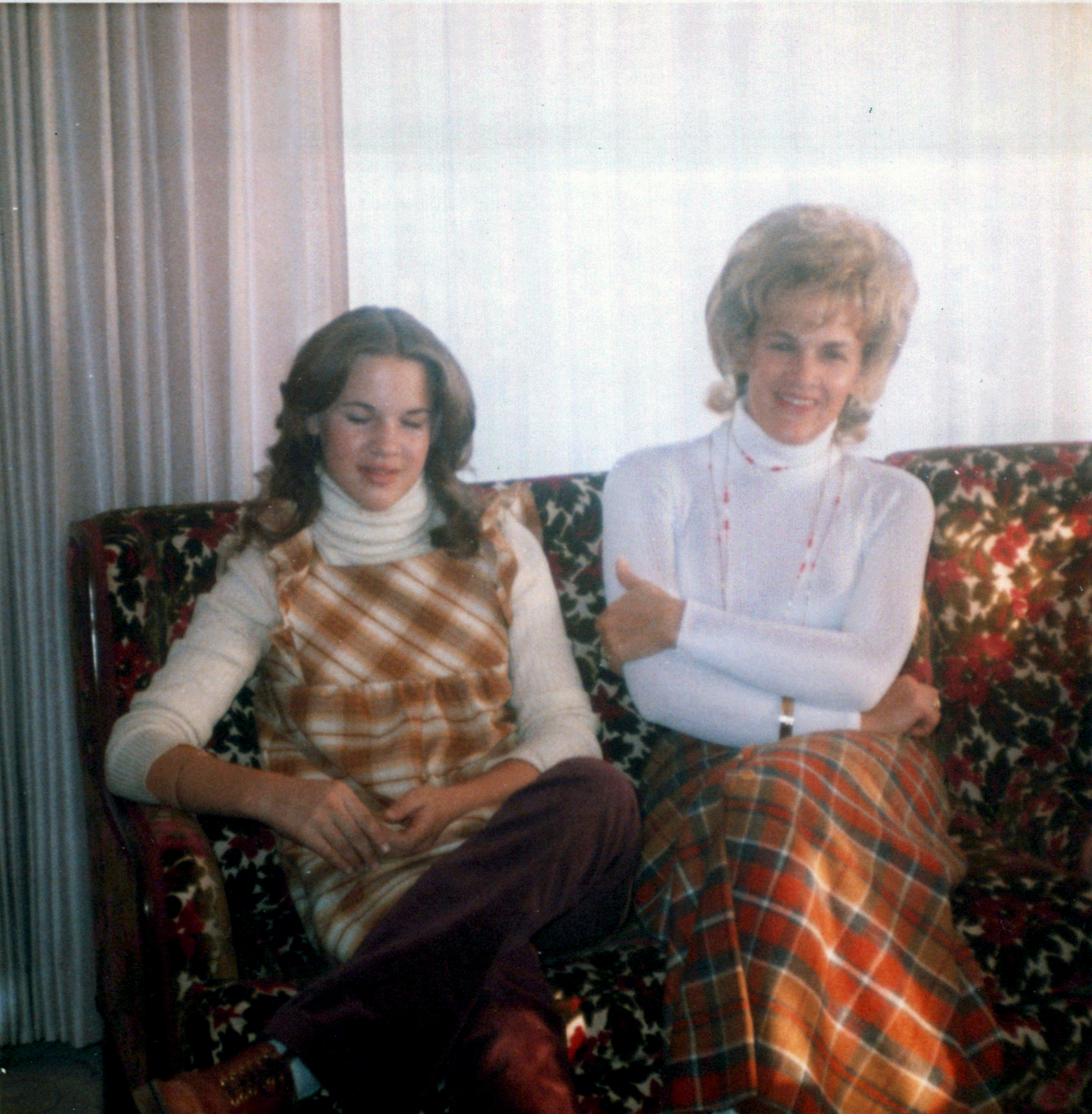 1169 Deanne and Bille Thanksgiving 1972