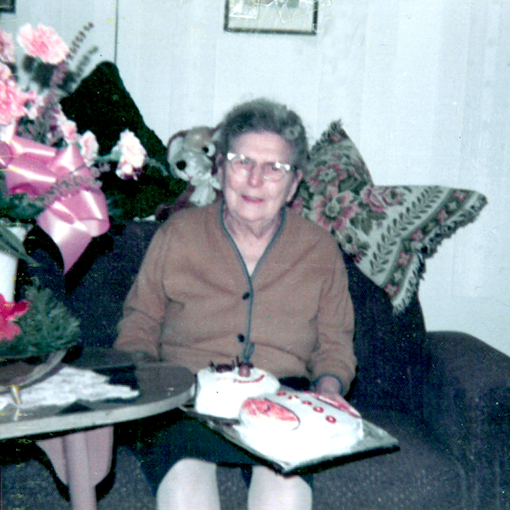 1189 Natalie gives a cake to Teacher