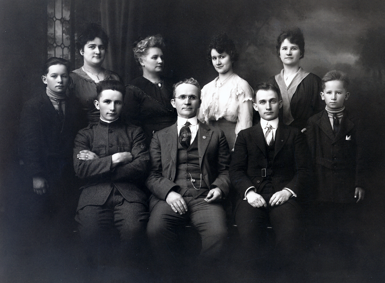 JWNixon Family Portrait abt 1918