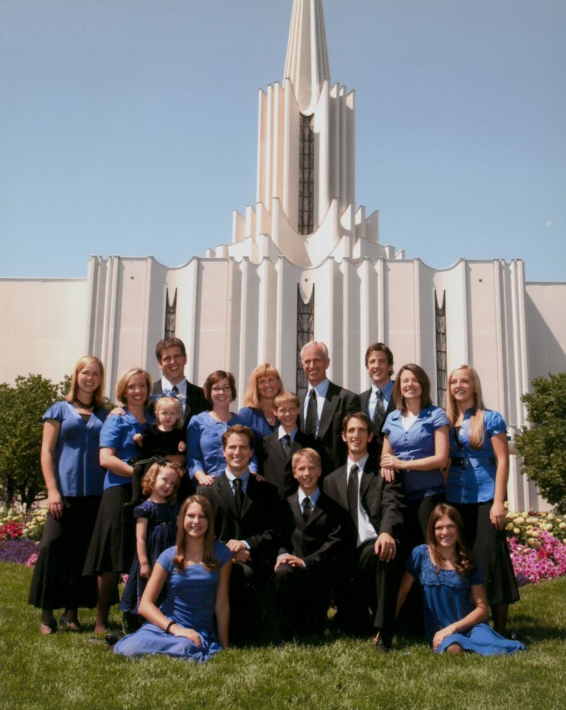 Extended-Family-at-Jordan-River-Temple-Emily-and-Elizabeth-817x1024