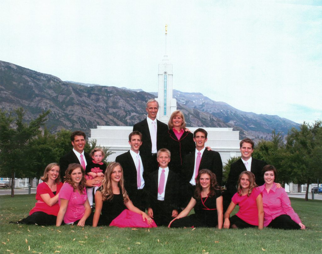 Family-in-front-of-Timp-Temple-Elizabeth-Sealing-2-1024x809